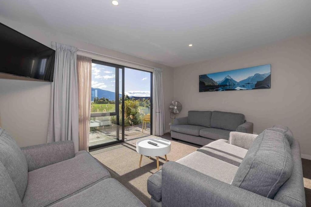 Great Views From New 2 Bedroom Apartment Te Anau Dış mekan fotoğraf